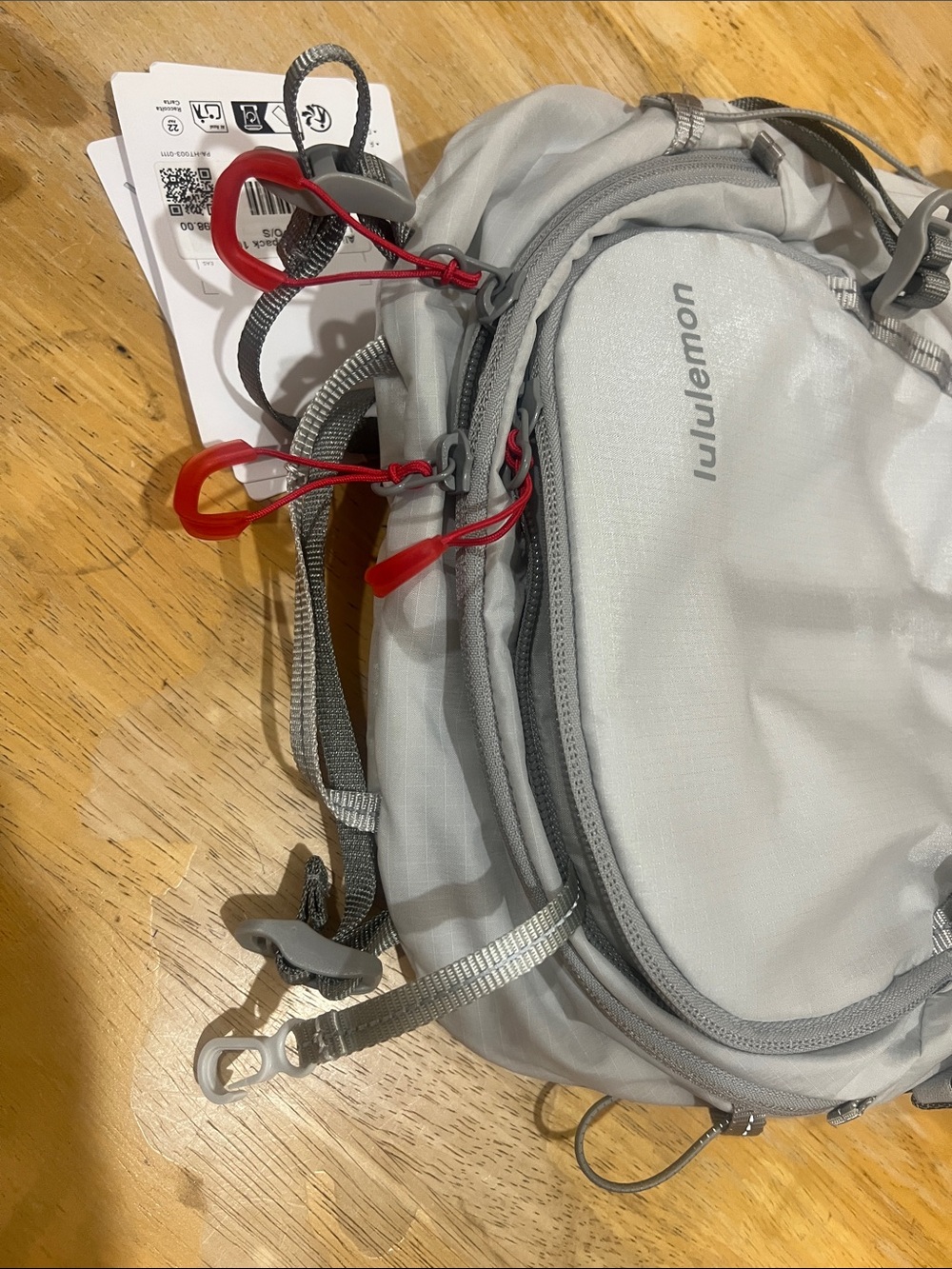lululemon athletica Light Gray Men’s Hydration Backpack with Red Pull Tabs 10L - Picture 3 of 8
